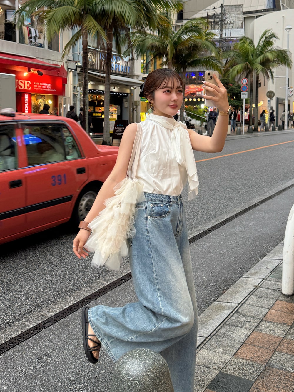 ホワイト系の水着を着用したレディースの夏コーディネートの5枚目の写真