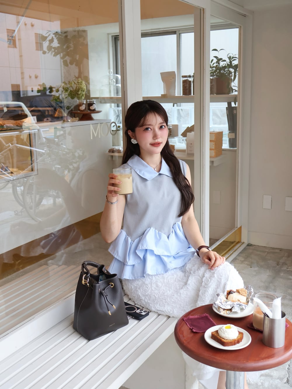 グレー系のシャツ/ブラウス、ブラック系のスカート、ブラウン系のサンダルを着用したレディースの夏コーディネートの4枚目の写真