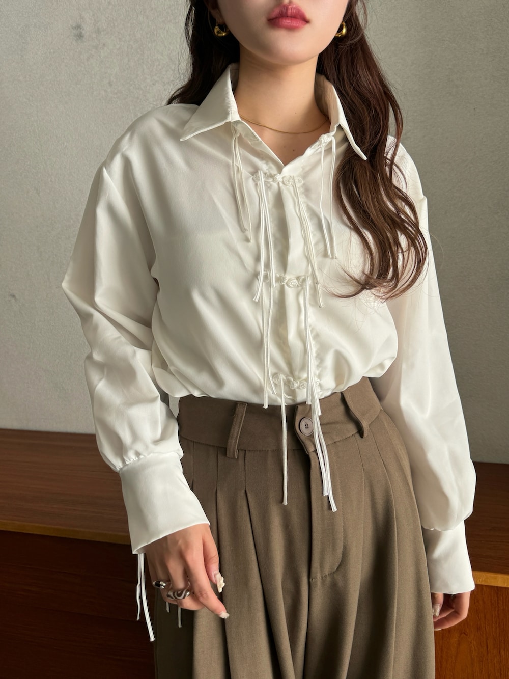 シルバー系のパンプス、ベージュ系のスラックス、ホワイト系のシャツ/ブラウスを着用したレディースの春コーディネートの5枚目の写真