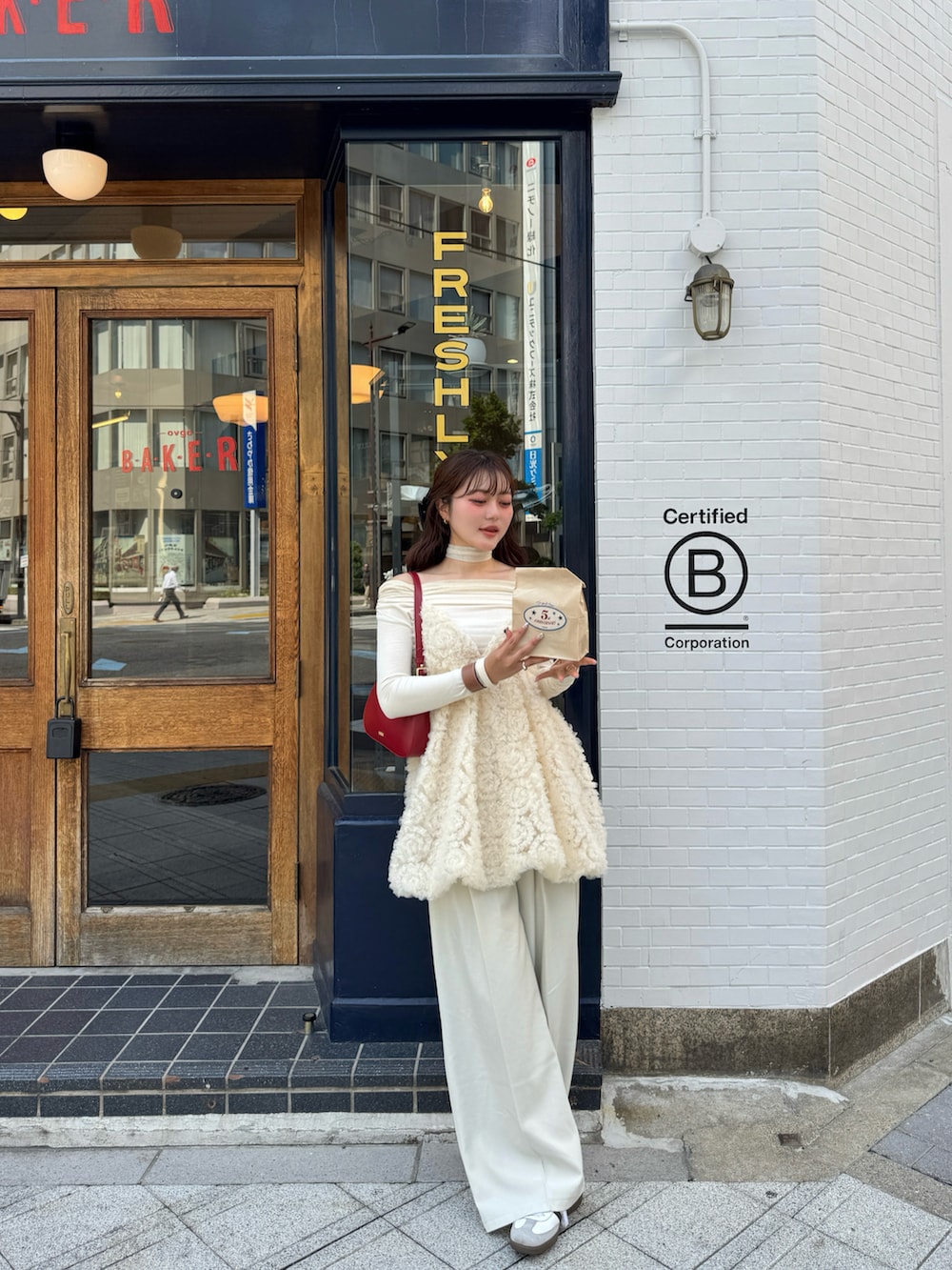 ホワイト系のスニーカー、ホワイト系のドレス、ホワイト系のTシャツ/カットソーを着用したレディースの春コーディネートの4枚目の写真