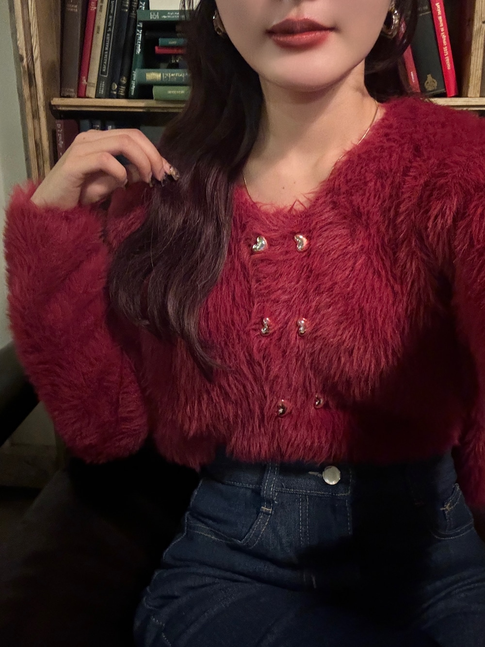 レッド系のカーディガン/ボレロ、ブラック系のパンプスを着用したレディースの秋コーディネートの3枚目の写真