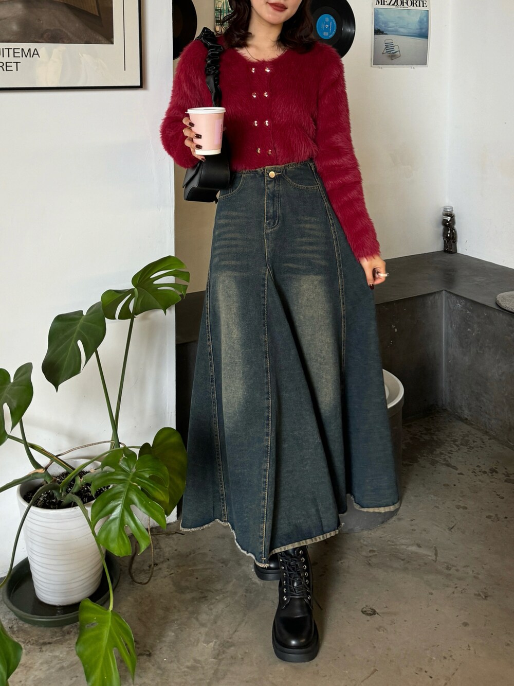 レッド系のカーディガン/ボレロ、ブラウン系のハンドバッグを着用したレディースの秋コーディネートの2枚目の写真