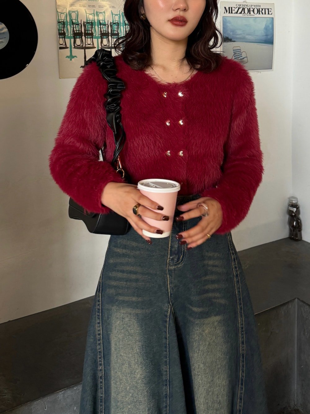 レッド系のカーディガン/ボレロ、ブラウン系のハンドバッグを着用したレディースの秋コーディネートの3枚目の写真