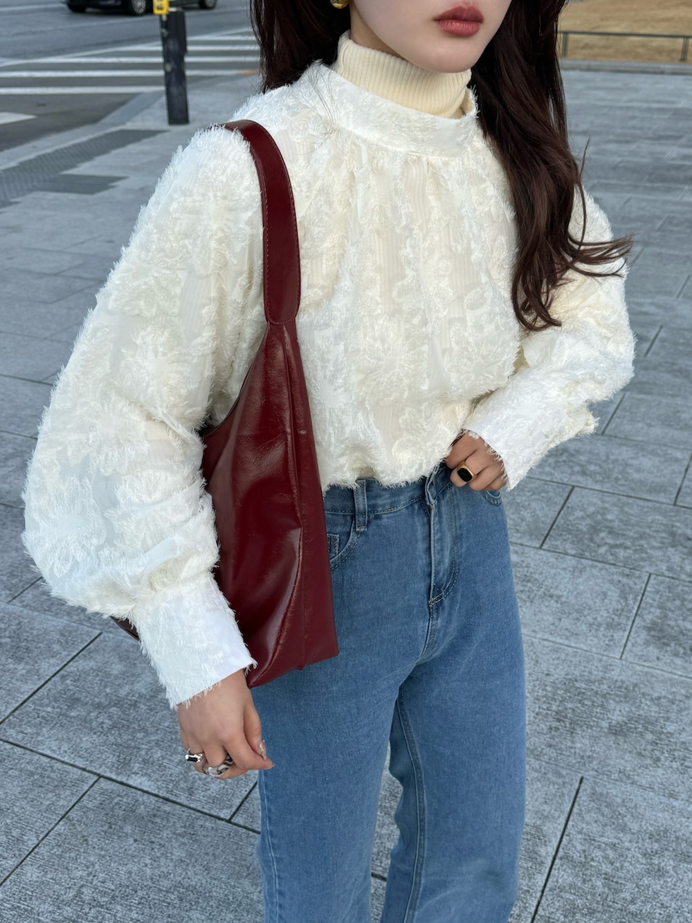 レッド系のショルダーバッグ、ベージュ系のシャツ/ブラウスを着用したレディースの春コーディネートの5枚目の写真