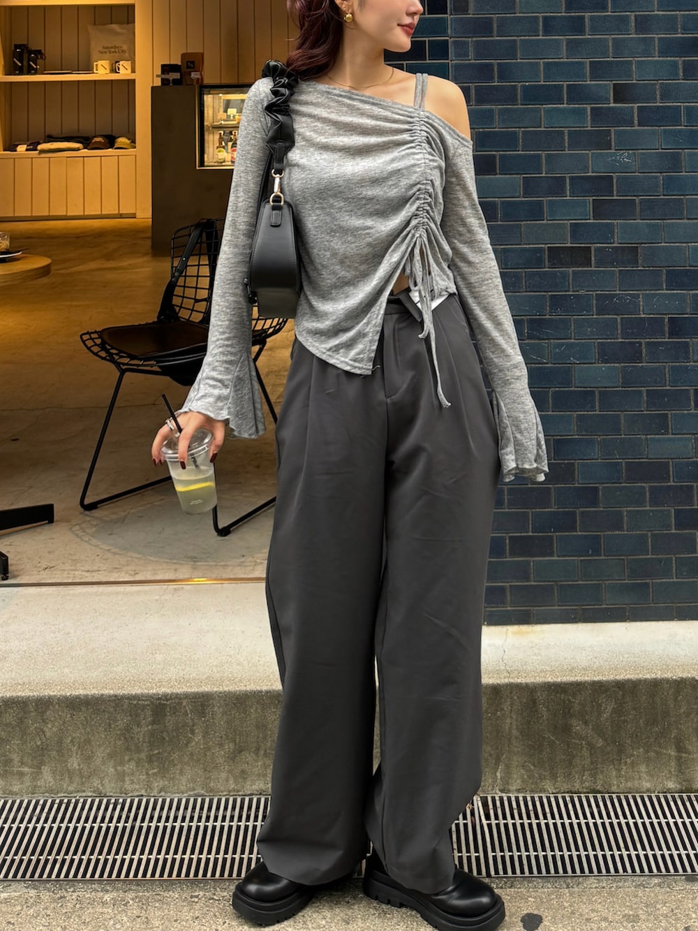 グレー系のTシャツ/カットソーを着用したレディースの秋コーディネートの2枚目の写真