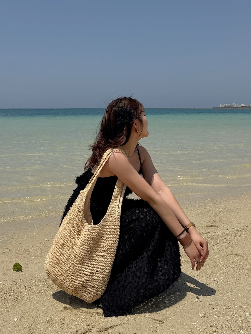 ブラック系のスカート、ブラック系のTシャツ/カットソー、ホワイト系のシャツ/ブラウスを着用したレディースの春コーディネートの5枚目の写真