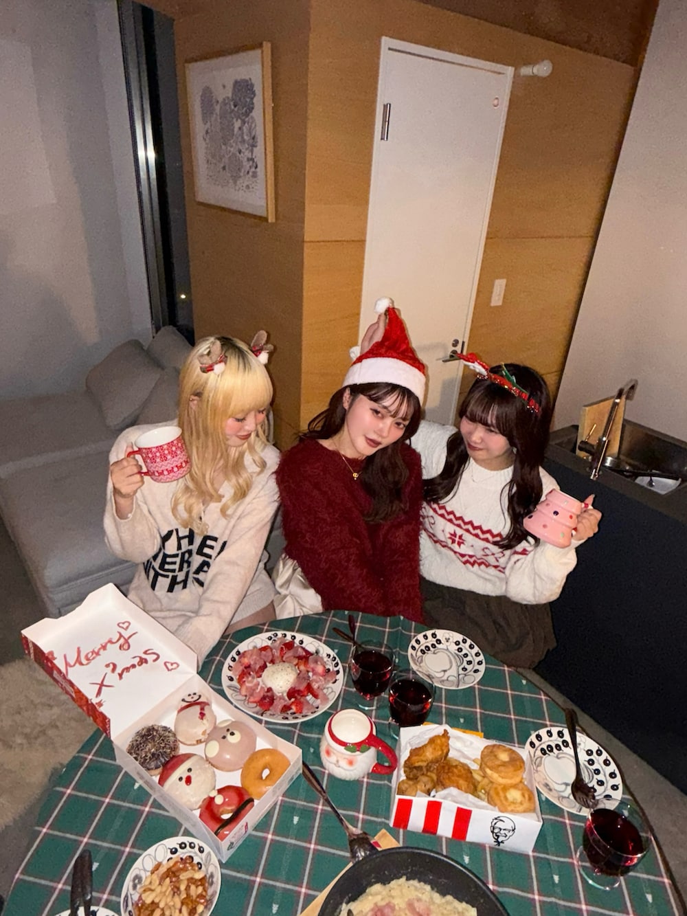 レッド系のニット/セーターを着用したレディースの冬コーディネートの4枚目の写真