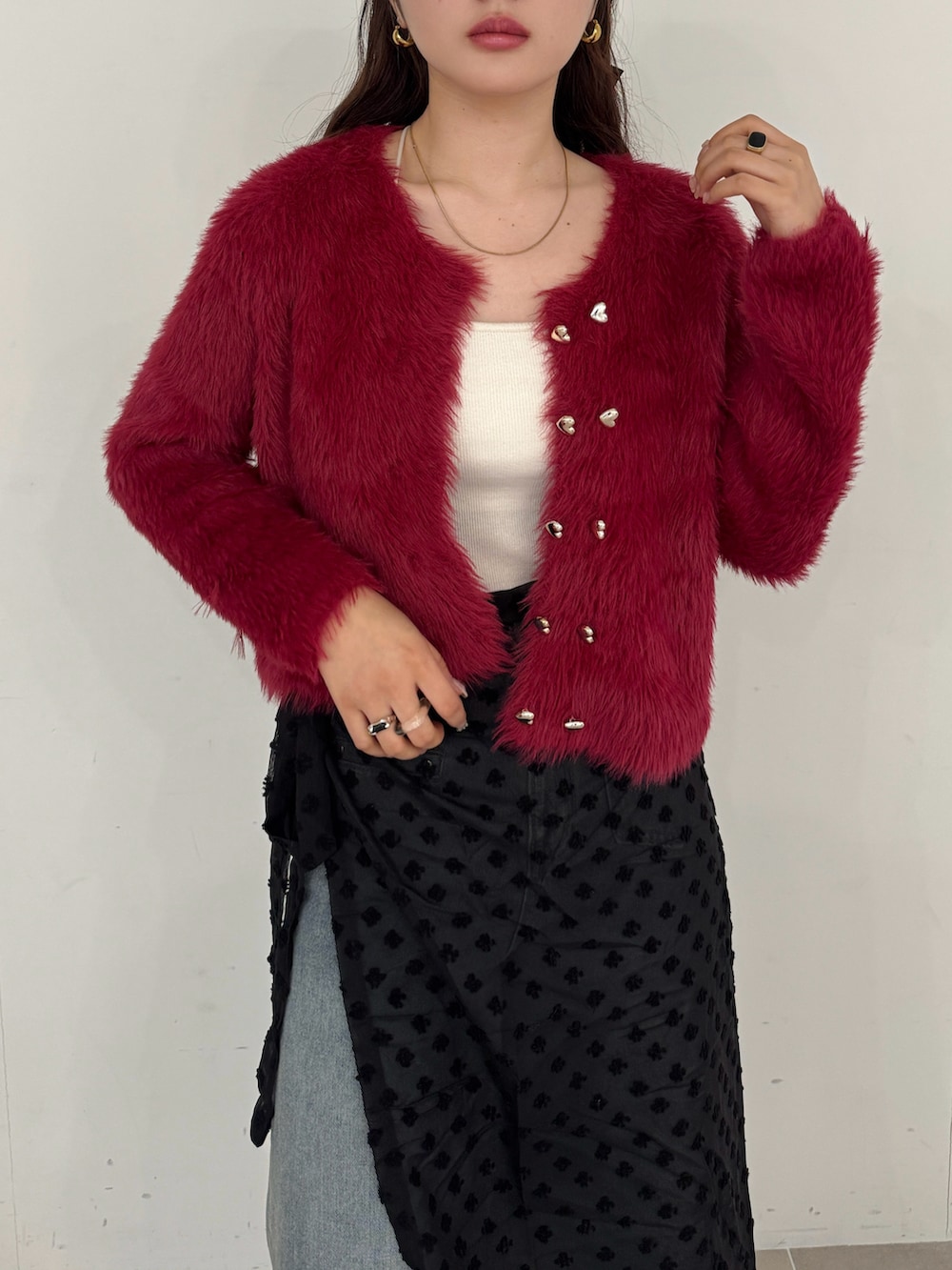 ブラウン系のショルダーバッグ、ホワイト系のスカート、レッド系のカーディガン/ボレロを着用したレディースの春コーディネートの3枚目の写真