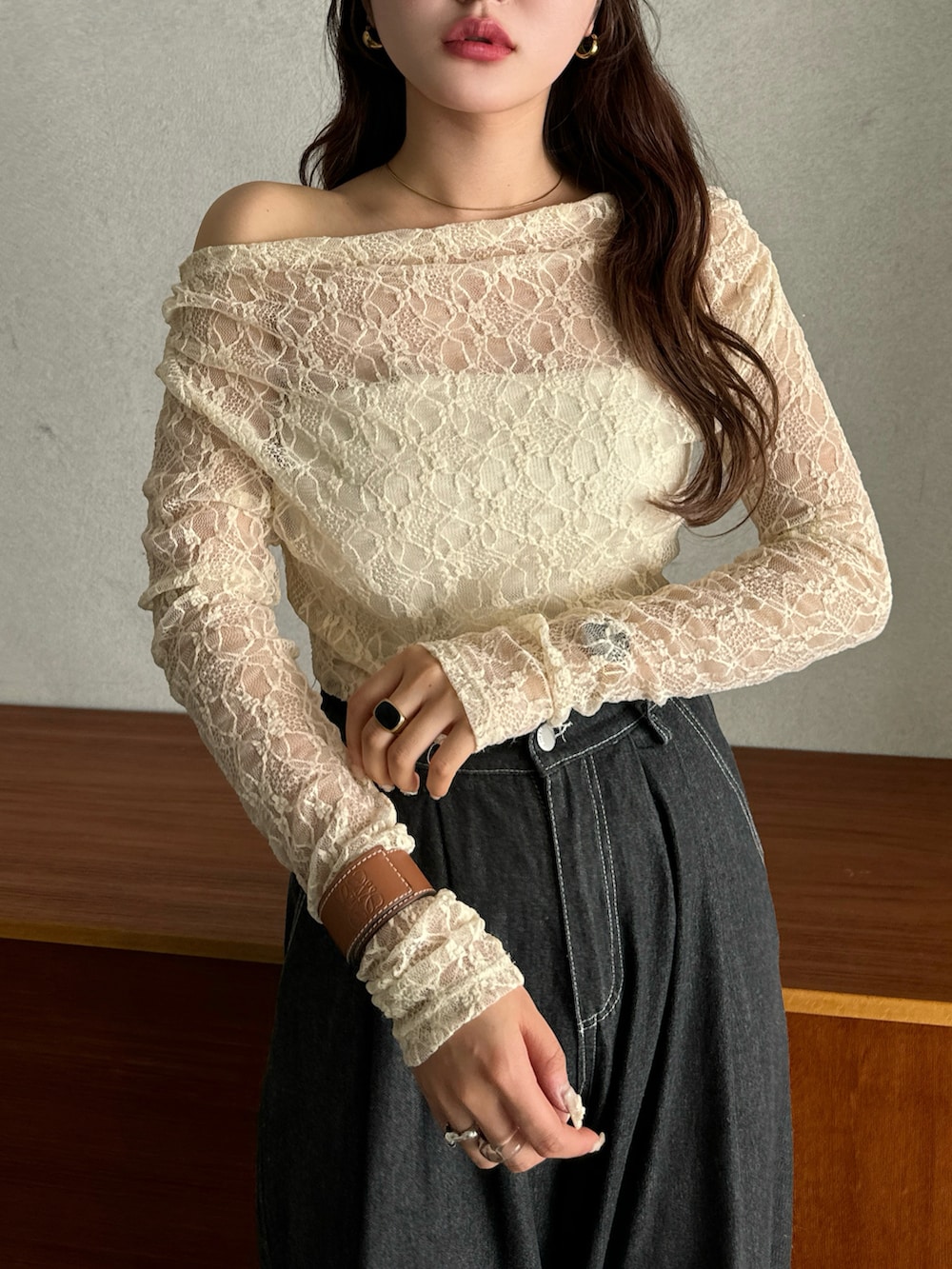 レッド系のショルダーバッグ、ホワイト系のTシャツ/カットソー、シルバー系のパンプスを着用したレディースの春コーディネートの5枚目の写真