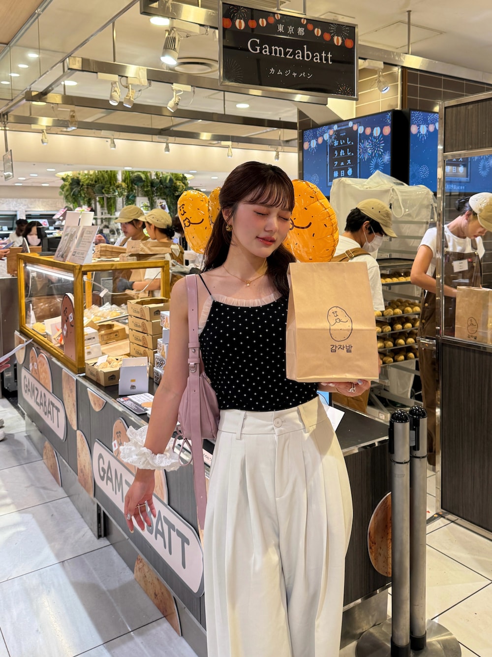 ブラック系のキャミソール、シルバー系のパンプスを着用したレディースの夏コーディネートの4枚目の写真