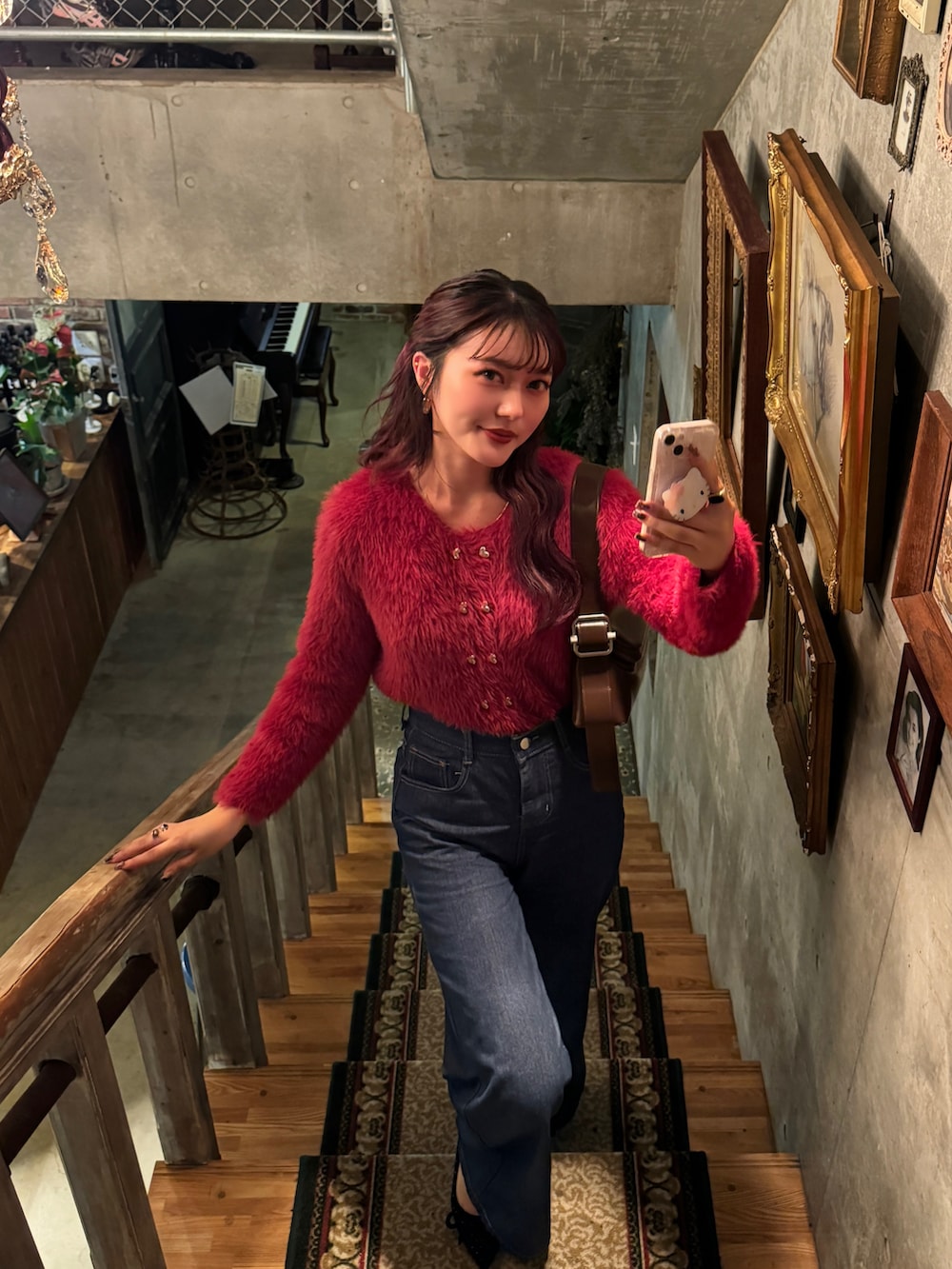 レッド系のカーディガン/ボレロ、ブラック系のパンプスを着用したレディースの秋コーディネートの2枚目の写真