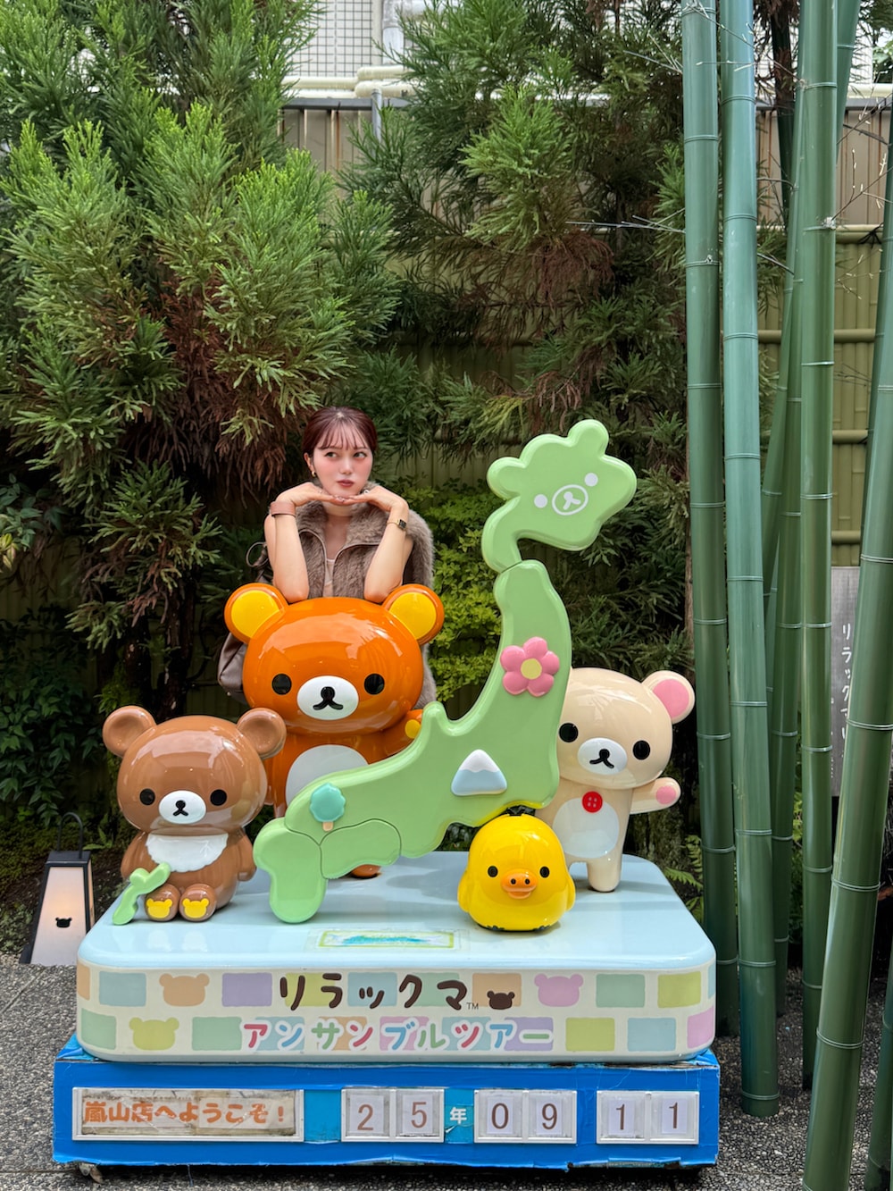 ホワイト系のキャミソール、ブラウン系のボストンバッグを着用したレディースの秋コーディネートの5枚目の写真