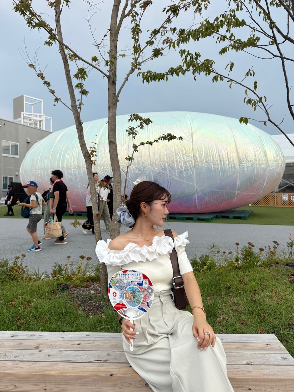 ブラウン系のサンダル、ホワイト系のニット/セーター、ブラウン系のショルダーバッグを着用したレディースの夏コーディネートの5枚目の写真