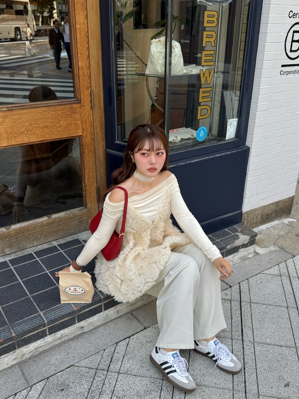 ホワイト系のスニーカー、ホワイト系のドレス、ホワイト系のTシャツ/カットソーを着用したレディースの春コーディネートの3枚目の写真