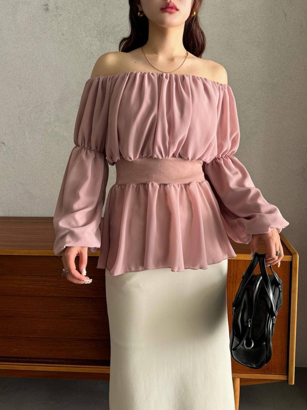 ベージュ系のスニーカー、パープル系のシャツ/ブラウスを着用したレディースの春コーディネートの4枚目の写真