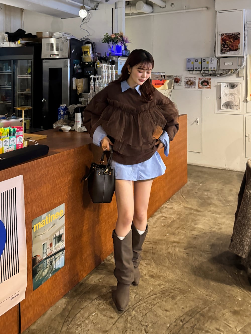 ブルー系のシャツ/ブラウス、ブラウン系のニット/セーターを着用したレディースの冬コーディネートの2枚目の写真