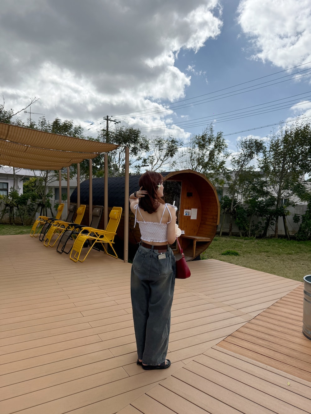 ブルー系のデニムパンツを着用したレディースの冬コーディネートの2枚目の写真