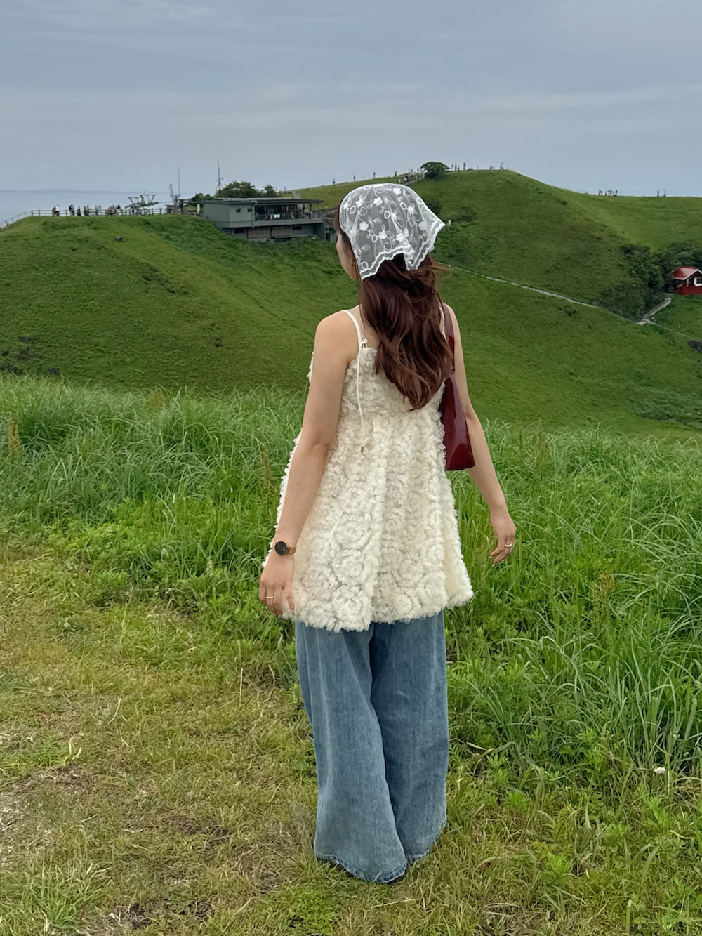 ホワイト系のドレス、ホワイト系のキャミソールを着用したレディースの夏コーディネートの5枚目の写真