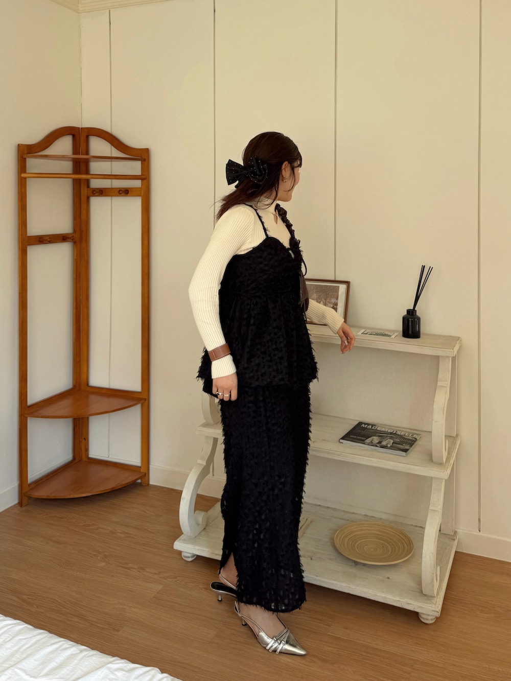 ベージュ系のニット/セーター、ブラック系のTシャツ/カットソー、ブラック系のスカートを着用したレディースの春コーディネートの3枚目の写真