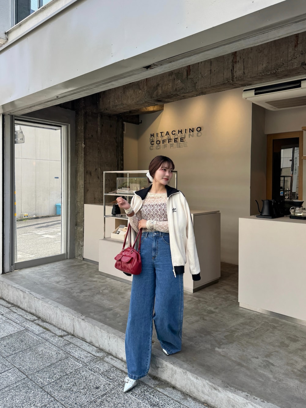 ブルー系のデニムパンツ、シルバー系のパンプスを着用したレディースの春コーディネートの4枚目の写真