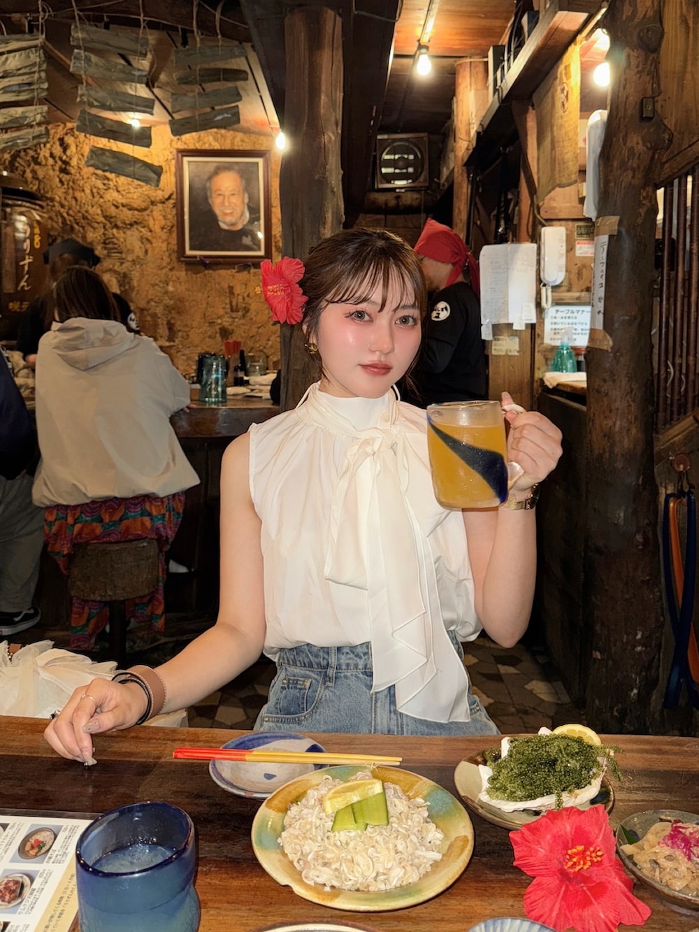 ブラック系のトートバッグ、ホワイト系のトップスを着用したレディースの春コーディネートの4枚目の写真