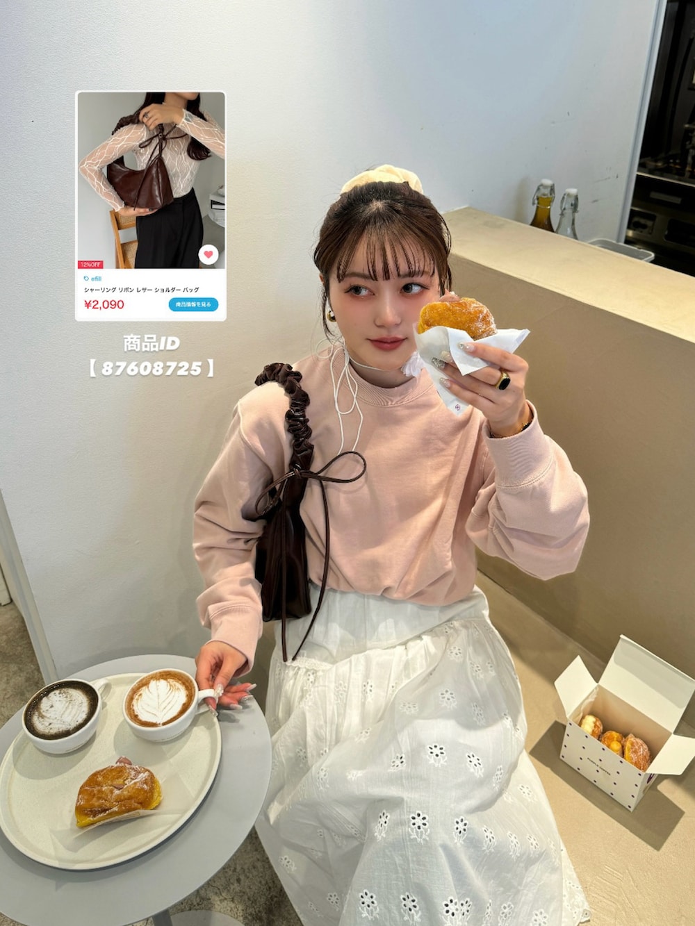 ブラック系のハンドバッグ、ホワイト系のTシャツ/カットソーを着用したレディースの春コーディネートの2枚目の写真