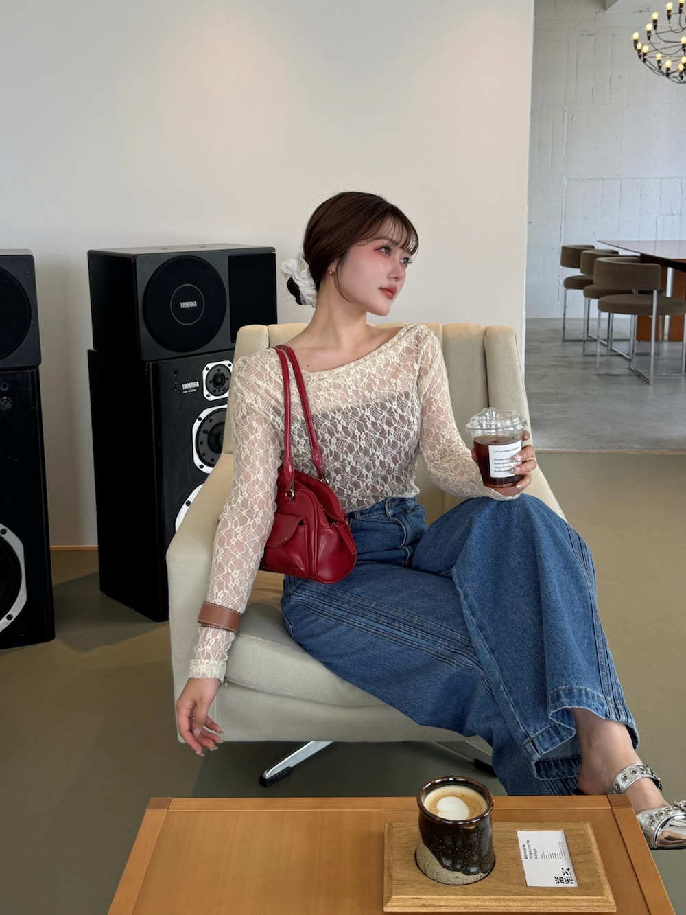 ブルー系のデニムパンツ、シルバー系のパンプスを着用したレディースの春コーディネートの3枚目の写真