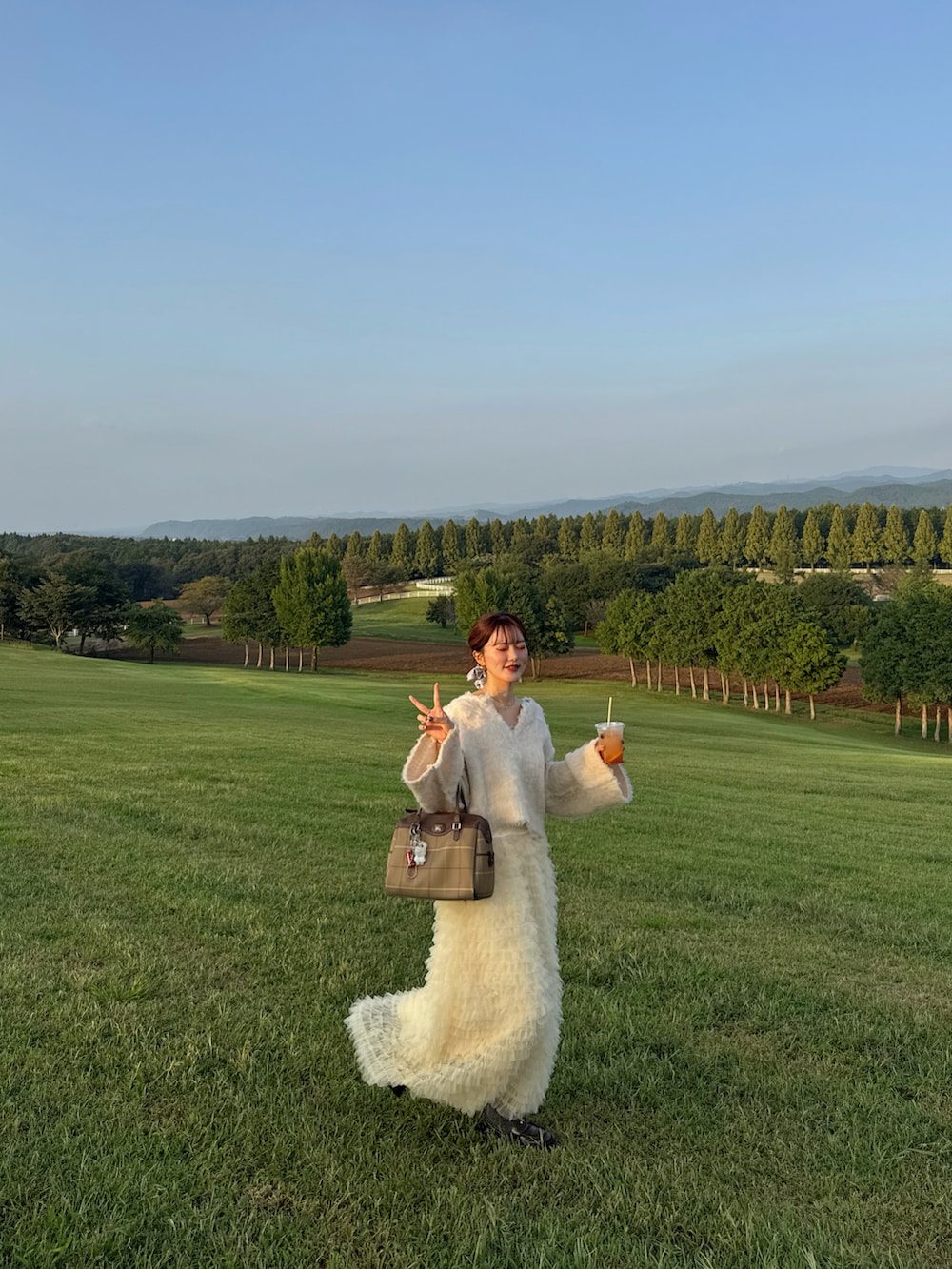 ホワイト系のドレス、ホワイト系のニット/セーターを着用したレディースの秋コーディネートの2枚目の写真