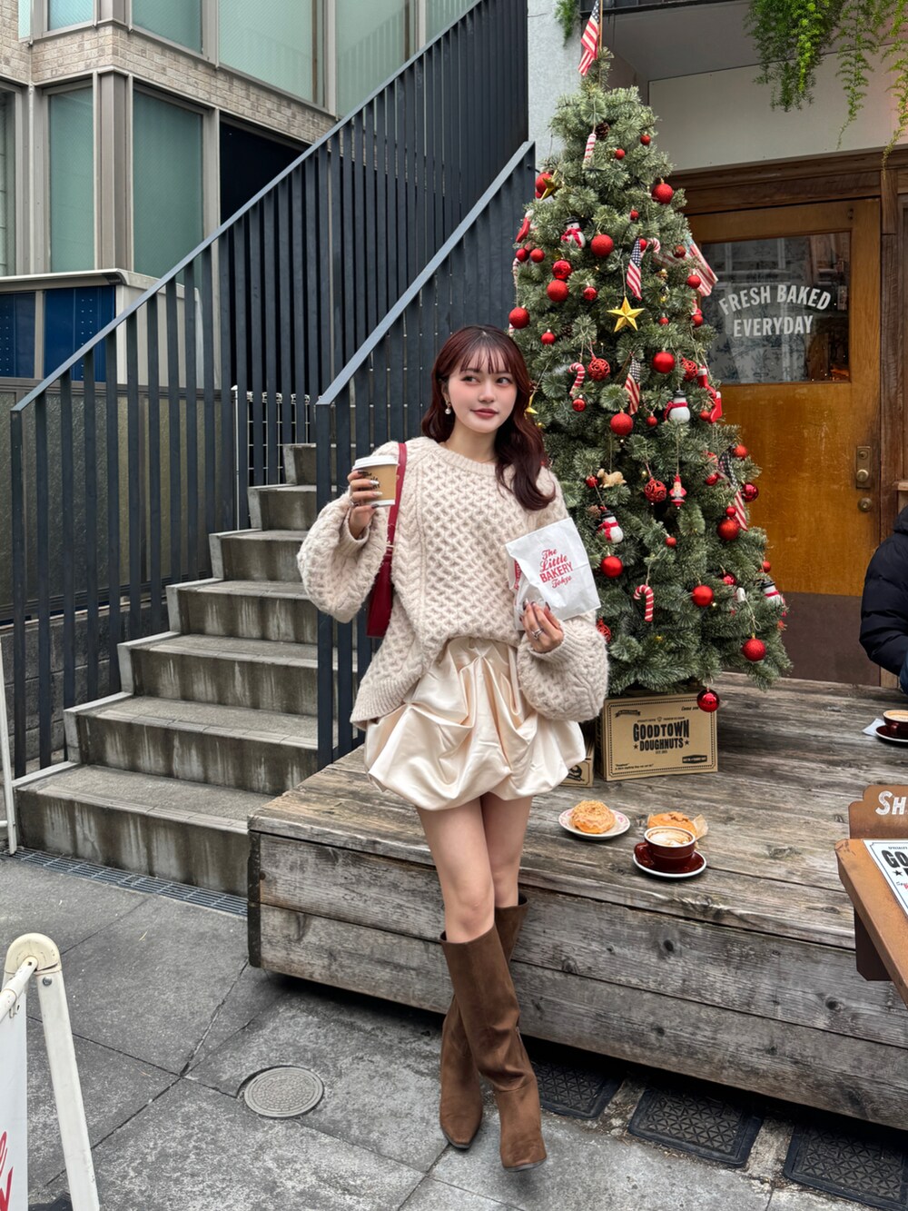 ホワイト系のスカート、ピンク系のニット/セーター、ブラウン系のブーツを着用したレディースの秋コーディネートの5枚目の写真