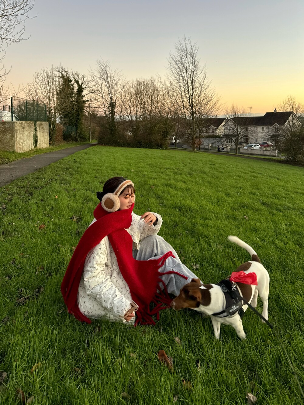 その他のダウンジャケット/コート、グレー系のスウェットパンツ、レッド系のマフラーを着用したレディースの冬コーディネートの2枚目の写真