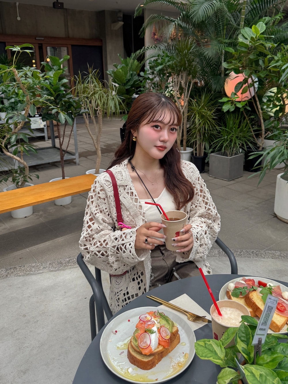 ホワイト系のスニーカー、ブラウン系のその他パンツ、ベージュ系のシャツ/ブラウスを着用したレディースの夏コーディネートの3枚目の写真