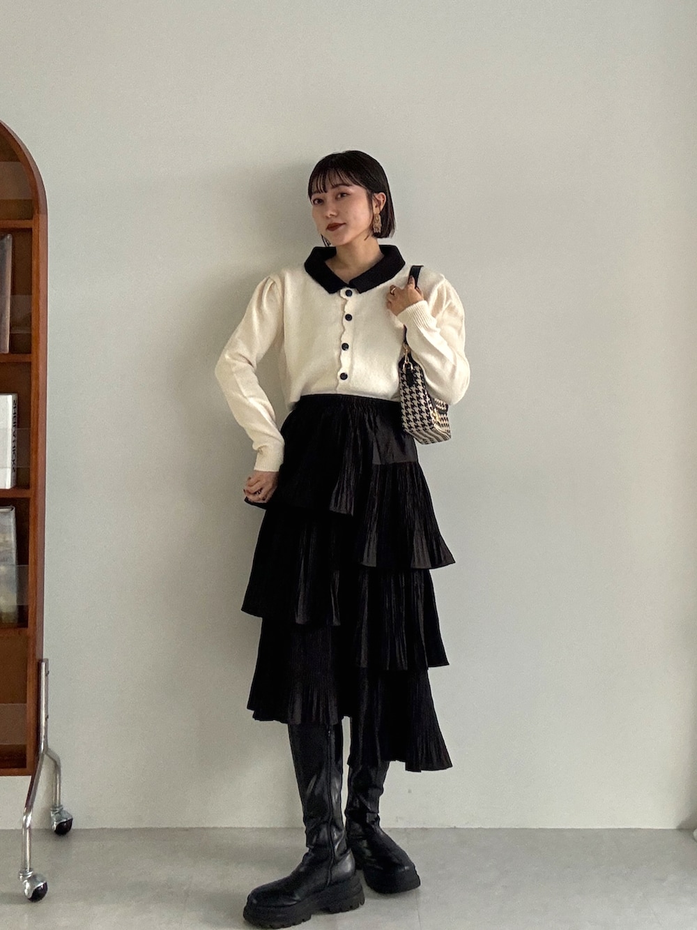 グレー系のカーディガン/ボレロ、ブラック系のブーツを着用したレディースの冬コーディネートの5枚目の写真