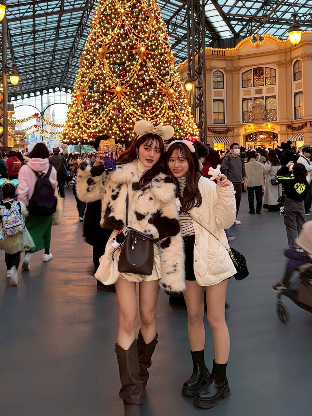 ブラウン系のブーツ、ベージュ系のその他アウター、ホワイト系のスカートを着用したレディースの冬コーディネートの3枚目の写真