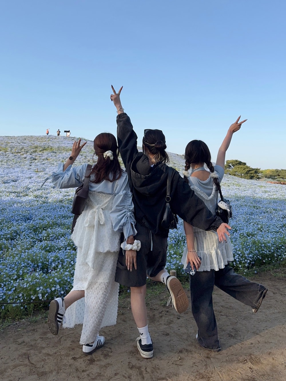 ホワイト系のTシャツ/カットソー、ホワイト系のスカート、ホワイト系のスニーカーを着用したレディースの春コーディネートの2枚目の写真