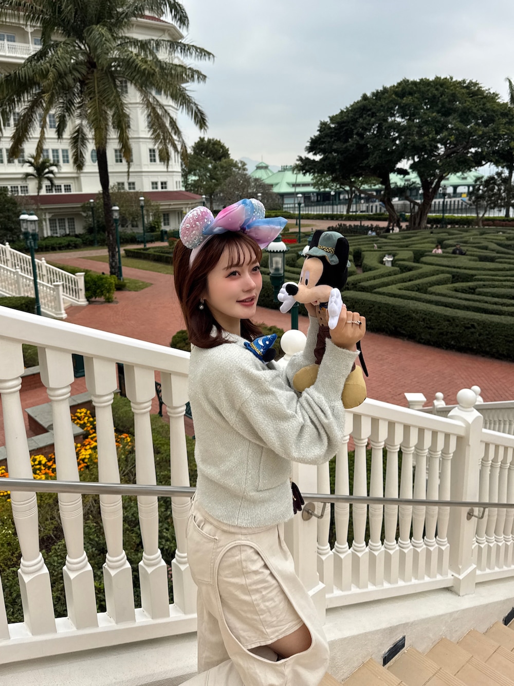 ホワイト系のカーディガン/ボレロ、ホワイト系のデニムパンツ、ブラウン系のブーツを着用したレディースの冬コーディネートの3枚目の写真