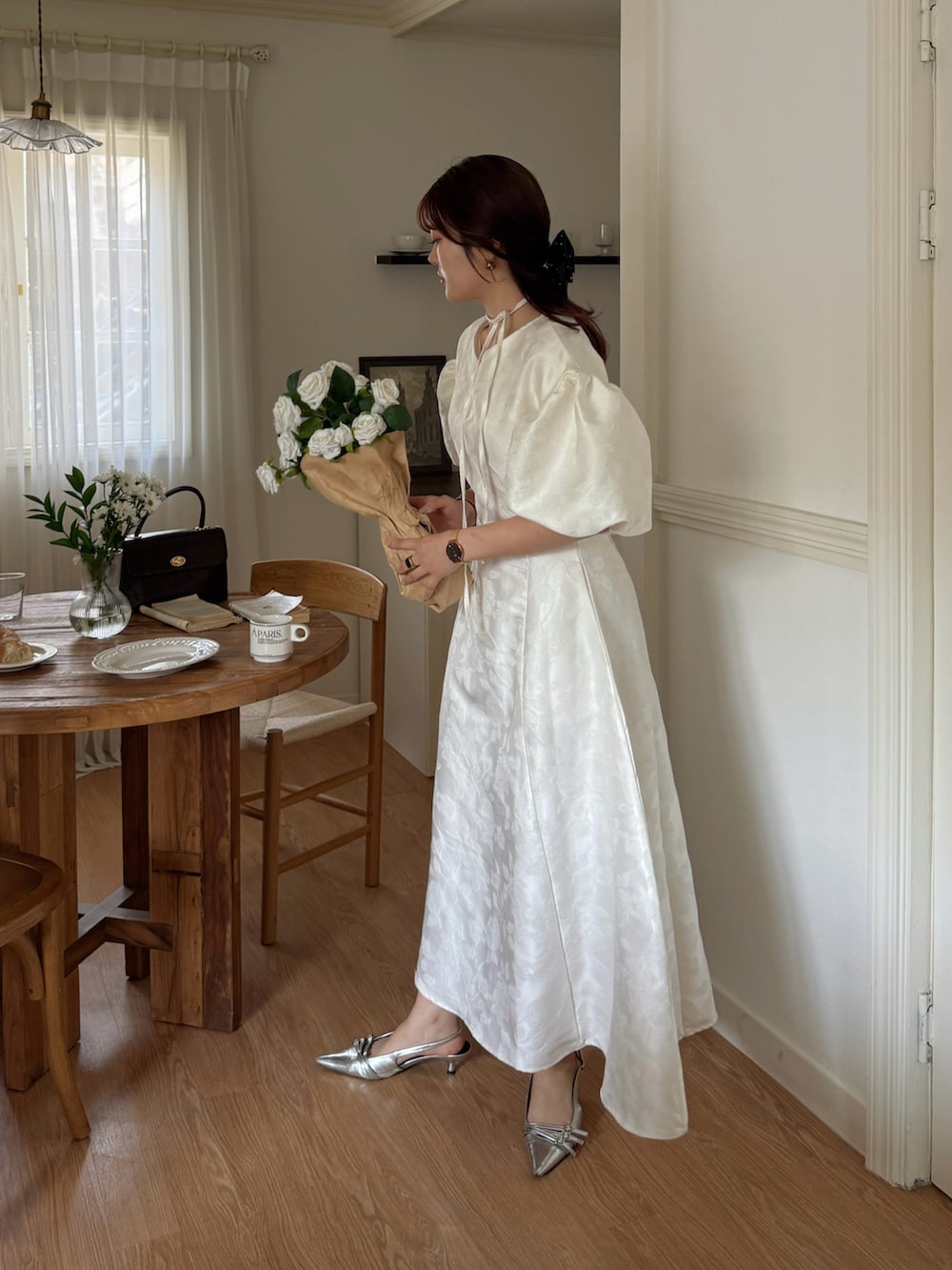 ホワイト系のワンピースを着用したレディースの春コーディネートの2枚目の写真