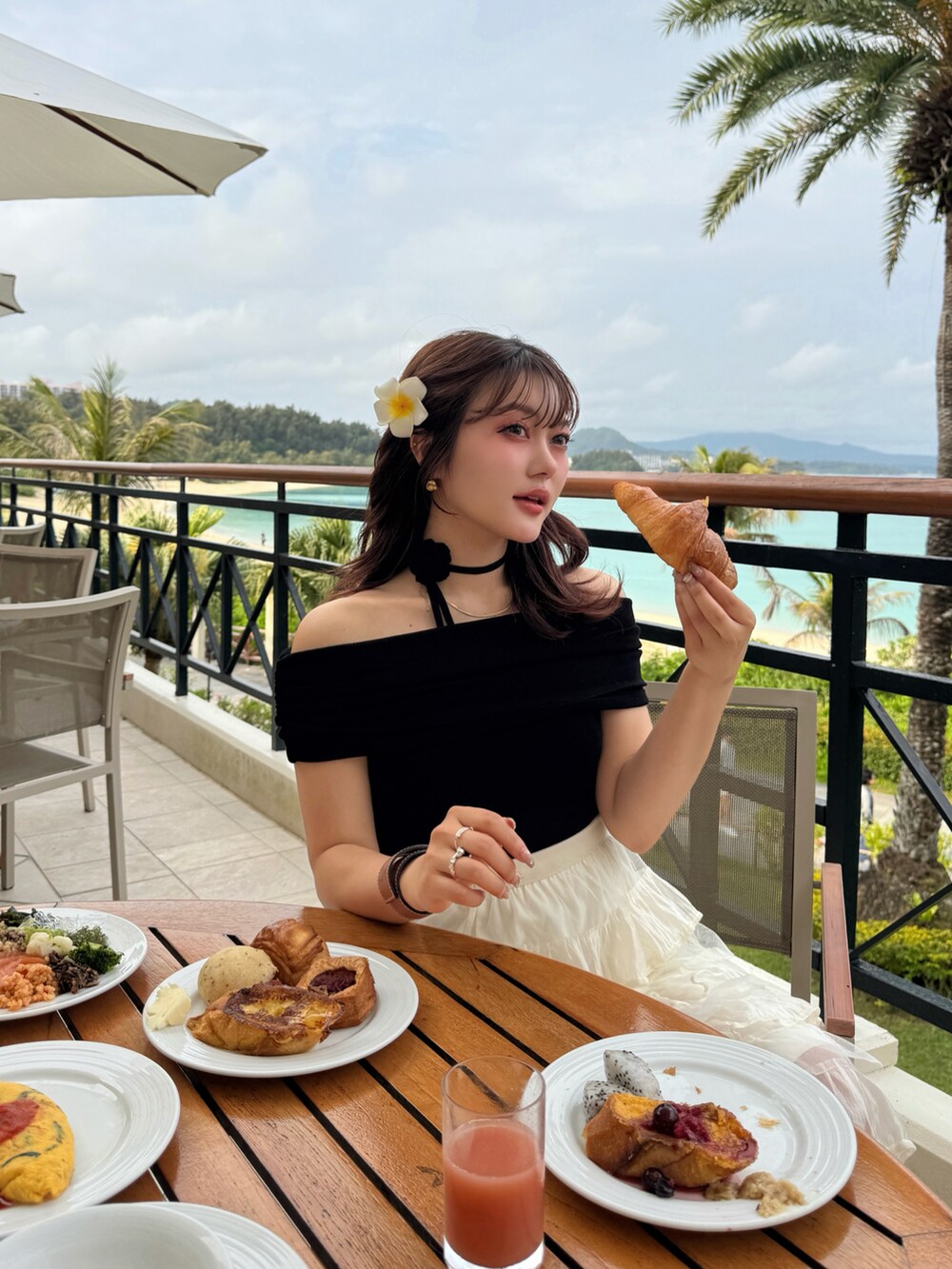 ホワイト系のスカート、ブラック系のトップスを着用したレディースの春コーディネートの5枚目の写真