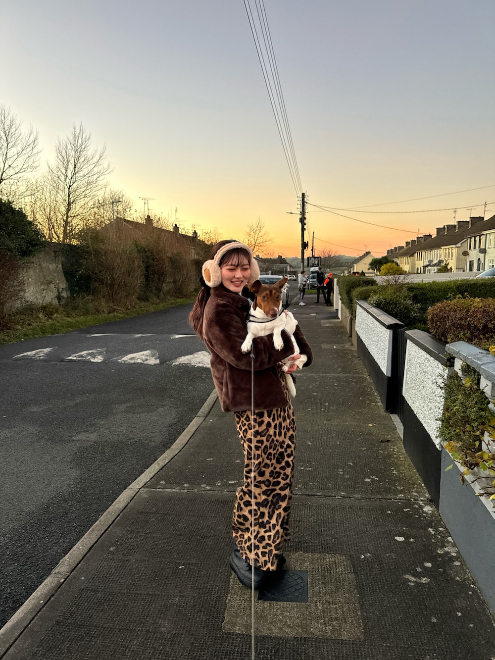 グレー系のスウェット、その他のスカート、グリーン系のブルゾンを着用したレディースの冬コーディネートの2枚目の写真