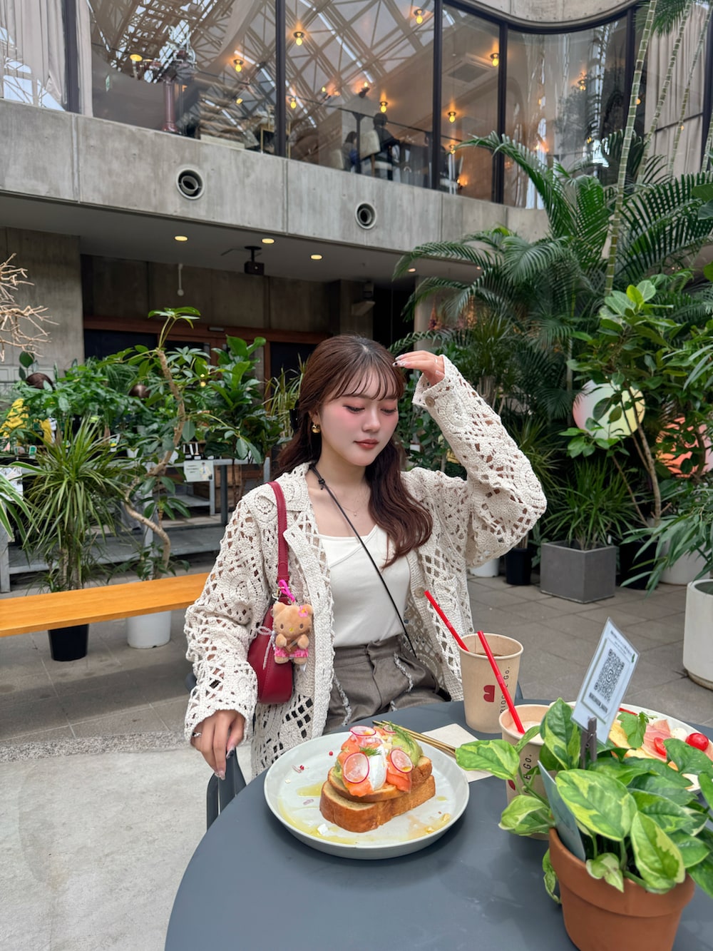 ホワイト系のスニーカー、ブラウン系のその他パンツ、ベージュ系のシャツ/ブラウスを着用したレディースの夏コーディネートの2枚目の写真