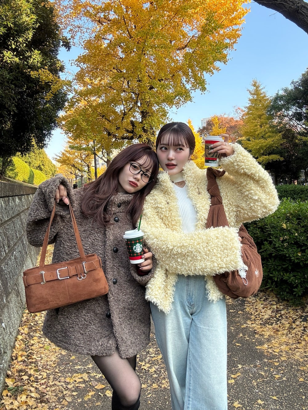 イエロー系のその他アウター、ブルー系のデニムパンツを着用したレディースの秋コーディネートの3枚目の写真