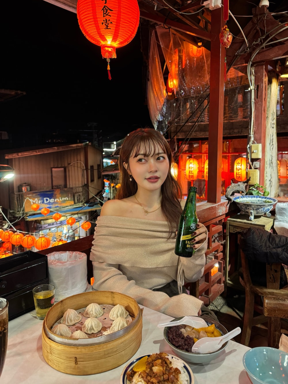 ピンク系のニット/セーターを着用したレディースの冬コーディネートの2枚目の写真