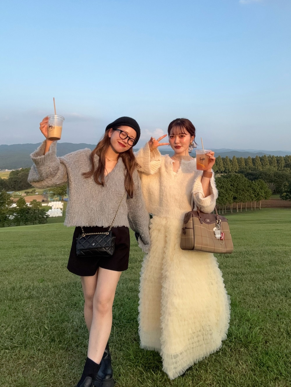 ホワイト系のドレスを着用したレディースの秋コーディネートの3枚目の写真