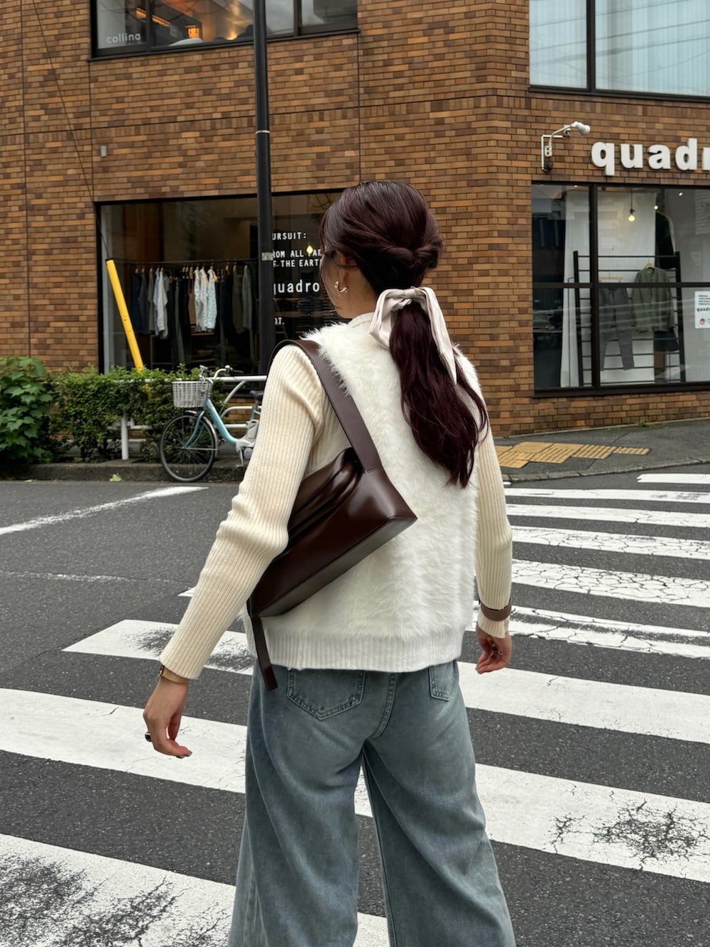 ベージュ系のニット/セーター、ベージュ系のベストを着用したレディースの秋コーディネートの5枚目の写真