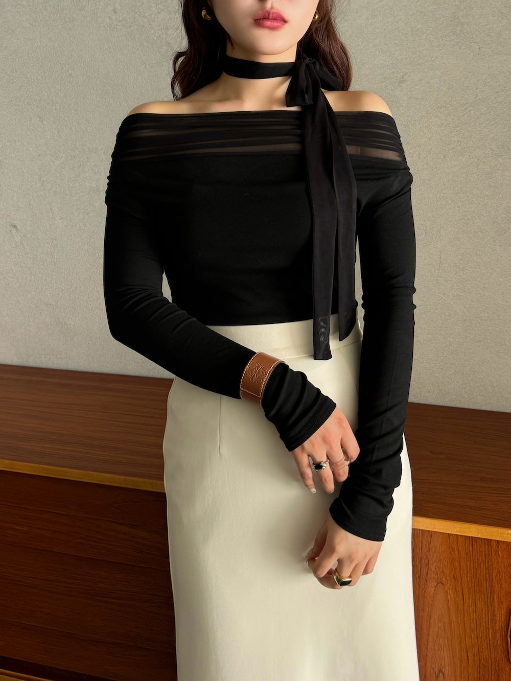 ブラック系のTシャツ/カットソー、ベージュ系のスニーカー、レッド系のショルダーバッグを着用したレディースの春コーディネートの5枚目の写真