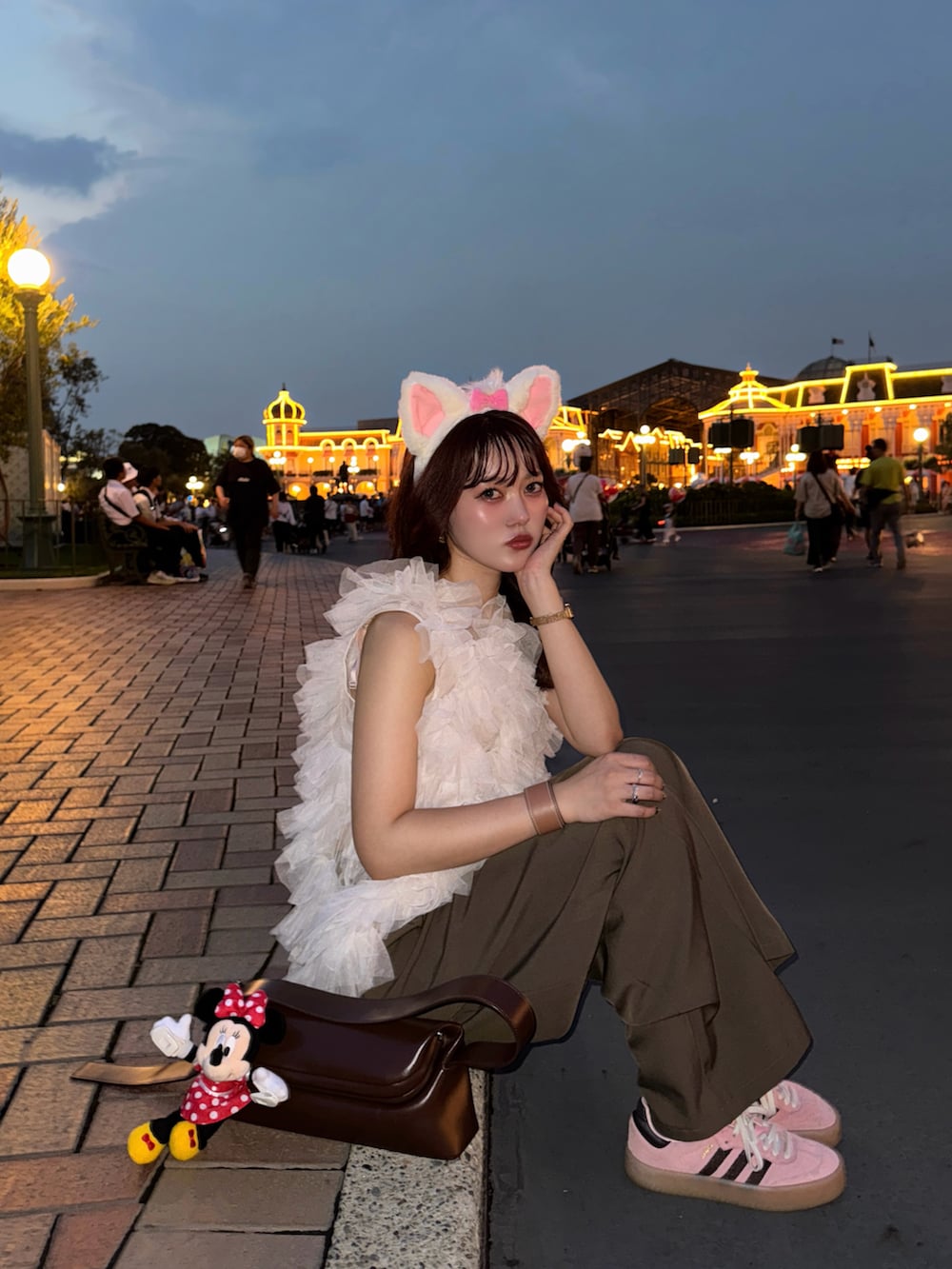 ホワイト系のシャツ/ブラウス、ブラウン系のショルダーバッグ、ピンク系のスニーカーを着用したレディースの秋コーディネートの2枚目の写真