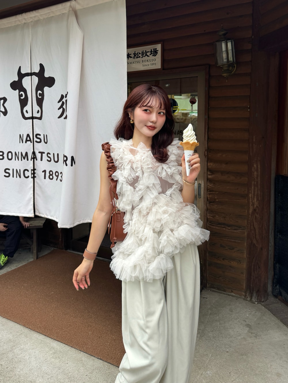 ホワイト系のシャツ/ブラウス、ホワイト系のスニーカーを着用したレディースの秋コーディネートの2枚目の写真