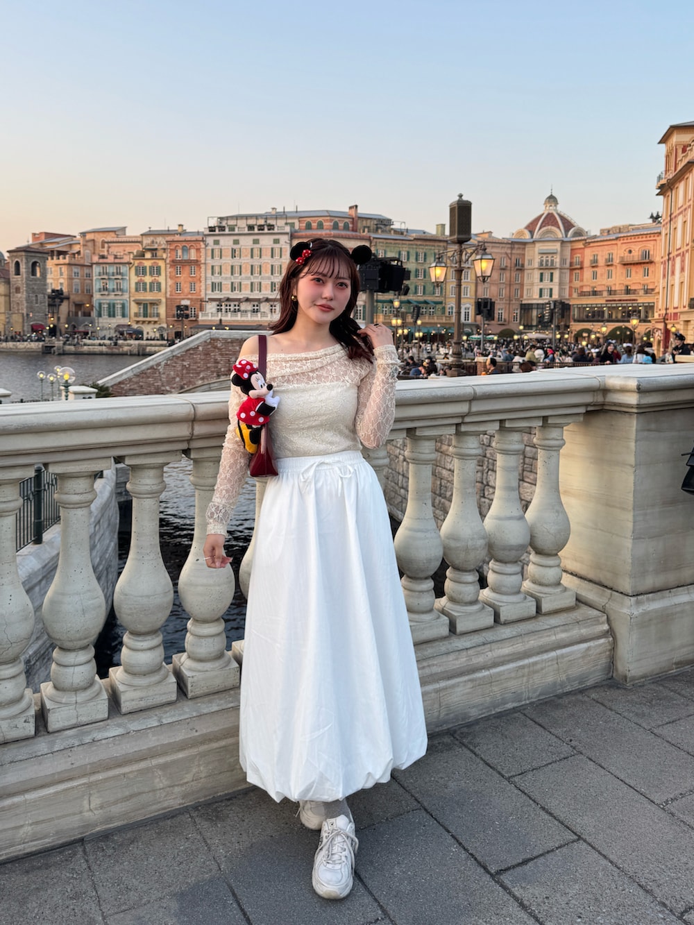 レッド系のハンドバッグ、ホワイト系のTシャツ/カットソー、ホワイト系のスカートを着用したレディースの春コーディネートの3枚目の写真