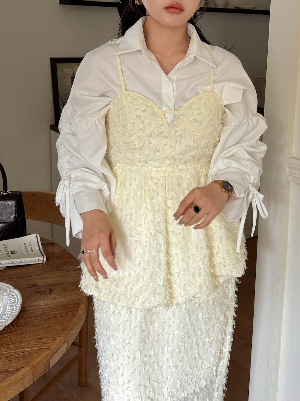 ホワイト系のスカート、ホワイト系のシャツ/ブラウス、ホワイト系のTシャツ/カットソーを着用したレディースの春コーディネートの5枚目の写真