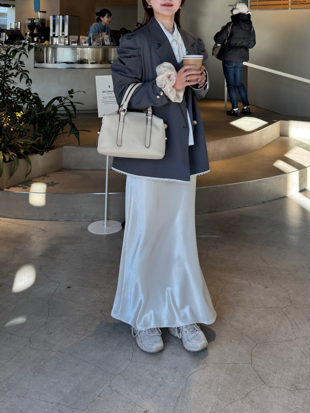 ホワイト系のスカート、ホワイト系のボストンバッグ、グレー系のテーラードジャケットを着用したレディースの春コーディネートの3枚目の写真
