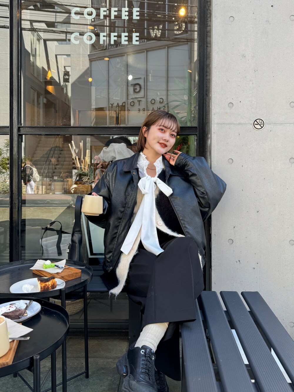 ホワイト系のシャツ/ブラウスを着用したレディースの冬コーディネートの4枚目の写真